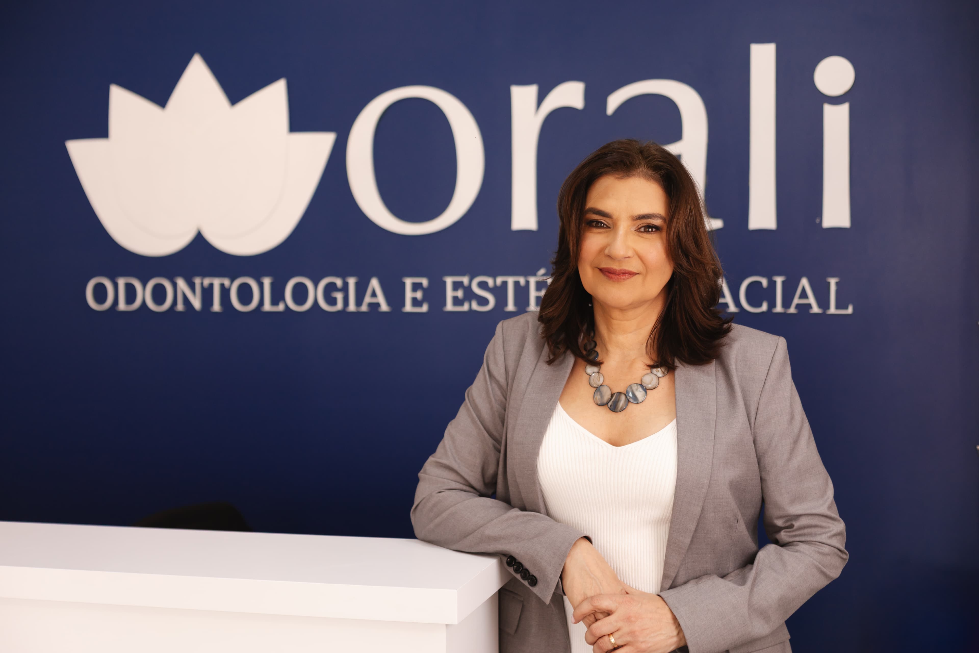 Dra. Adriana B. Martins — responsável técnica da Orali Odontologia Estética, Floresta, Porto Alegre